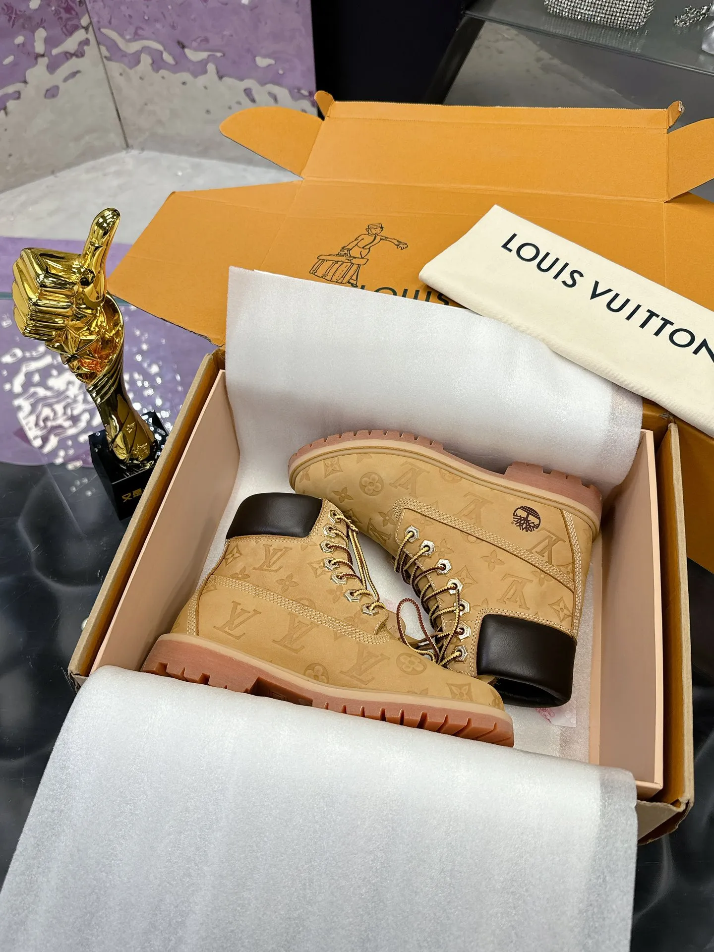 Factory price: 760💰 (Couple model) LV x Timberland Timberland joint model Presbyopia Rhubarb boots Ankle boots Short boots LV x Timberland ankle boots are made of Monogram embossed waterproof nubuck cow leather, relying on the brand's exquisite craftsmanship to carefully reshape the classic Timberland 6-inch boot shape in Italy, making an eye-catching appearance with American workwear style Men's men's shoes 💰Monogram created by harrell Williams The embossed tongue, original Timberland laces and outsole are exquisite details, and the leather label expresses the cooperation logo. Exquisite packaging at the delivery counter🛍📦 ▪️Material: Original custom imported first-layer cowhide ▪️Inner lining: Original custom leather lining ▪️Outsole: Original open-molded anti-slip rubber material ▪️Sole thickness: 3.5CM ▪️Size: Women's 35-40 ▪️Size: Men's size 39-44, customized 45, 46